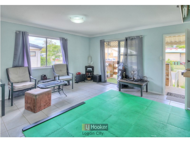 42 Elm Avenue, Woodridge QLD 4114