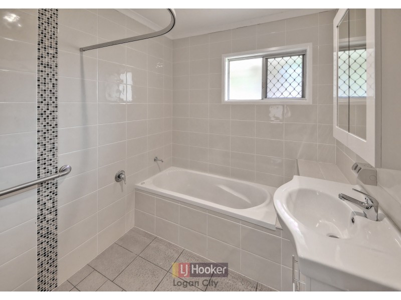 33 Pine Drive, Woodridge QLD 4114