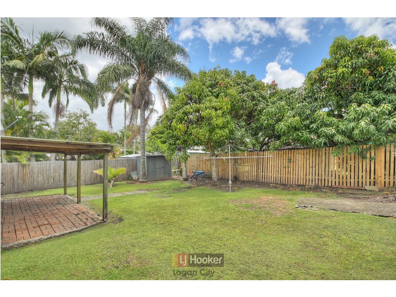 33 Pine Drive, Woodridge QLD 4114