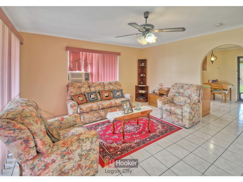 33 Pine Drive, Woodridge QLD 4114