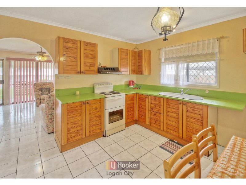 33 Pine Drive, Woodridge QLD 4114