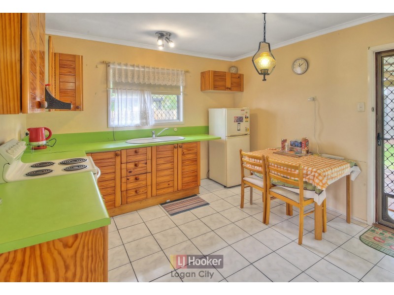 33 Pine Drive, Woodridge QLD 4114