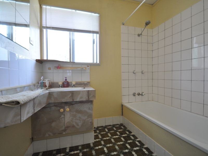 16 Laughlin Street, Kingston QLD 4114