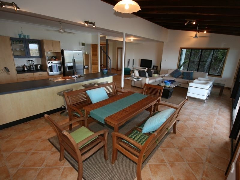 35 Harbour Avenue, Shute Harbour QLD 4802