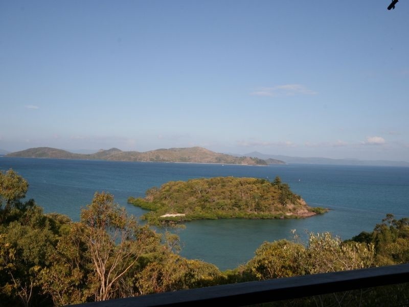 35 Harbour Avenue, Shute Harbour QLD 4802