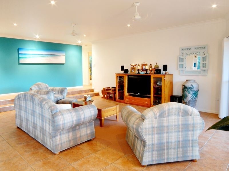 24 Pringle Road, Cannonvale QLD 4802