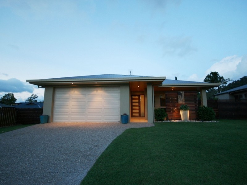 33 Valley Drive, Cannonvale QLD 4802