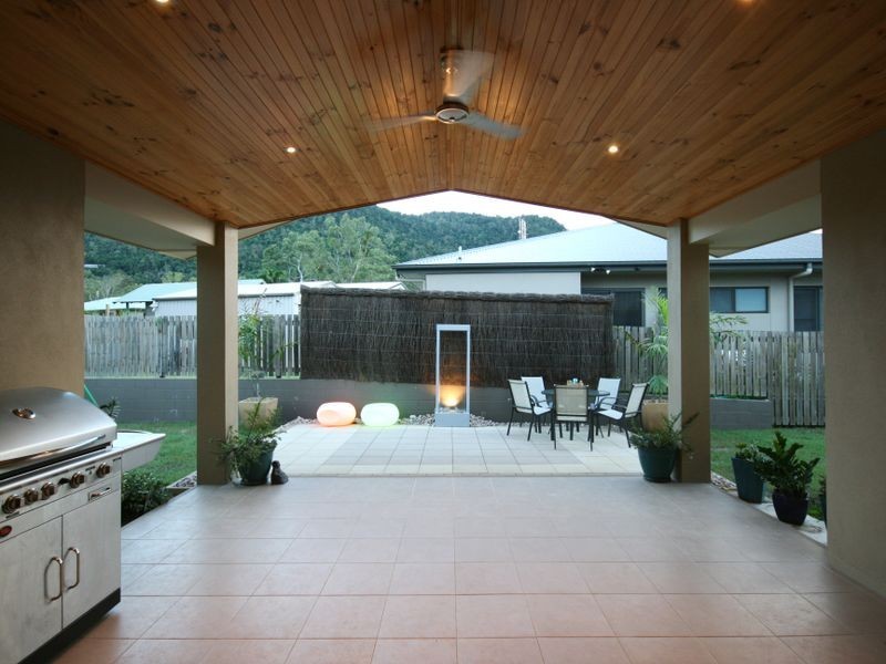 33 Valley Drive, Cannonvale QLD 4802