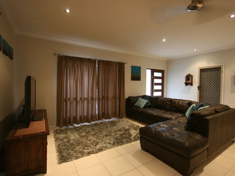 33 Valley Drive, Cannonvale QLD 4802