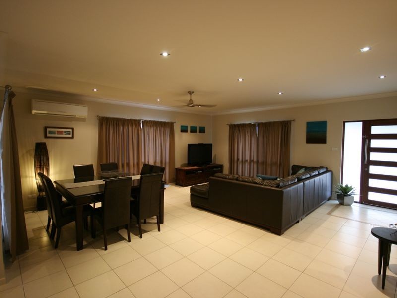 33 Valley Drive, Cannonvale QLD 4802