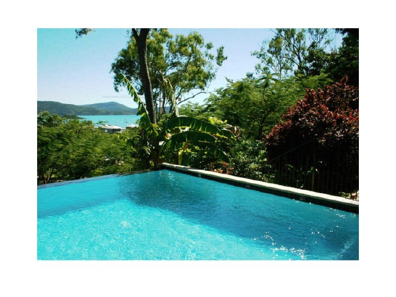 8 William Close, Cannonvale QLD 4802