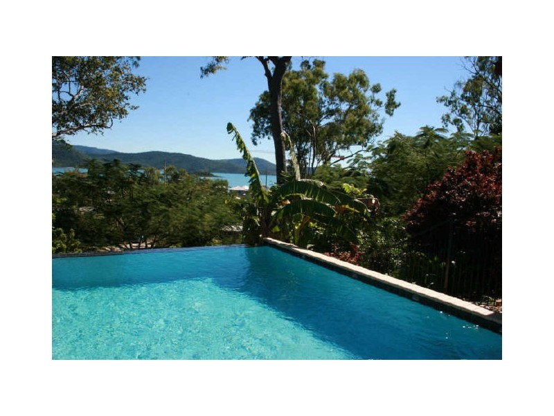 8 William Close, Cannonvale QLD 4802