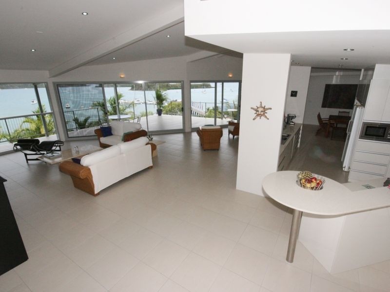 12 Bay Terrace, Shute Harbour QLD 4802