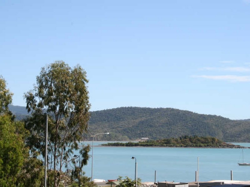 1/14 Altmann Avenue, Cannonvale QLD 4802