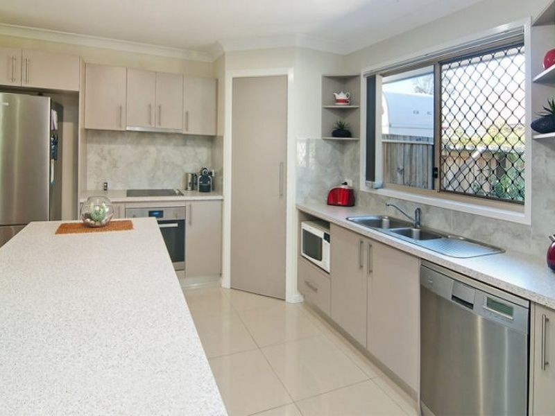 16 Dily Street, Hillcrest QLD 4118