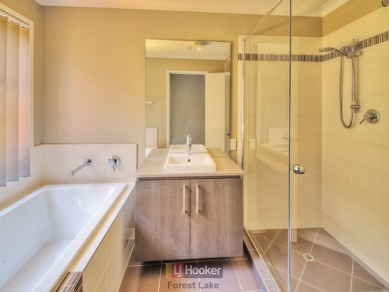 8 McCabe Street, Springfield Lakes QLD 4300