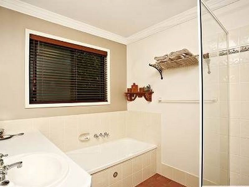 8 Queens Court, Forest Lake QLD 4078