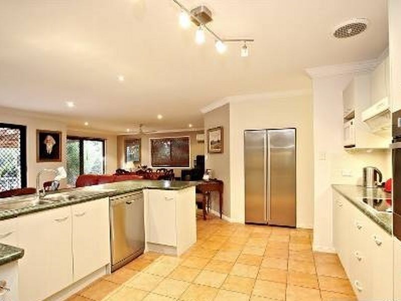 8 Queens Court, Forest Lake QLD 4078