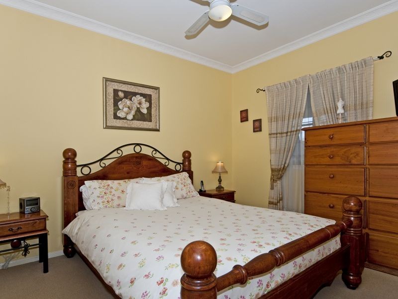 8 Mannix Place, Forest Lake QLD 4078