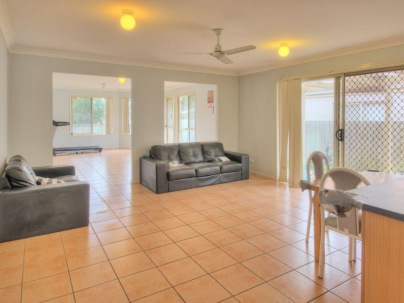 8 Taylor Place, Forest Lake QLD 4078