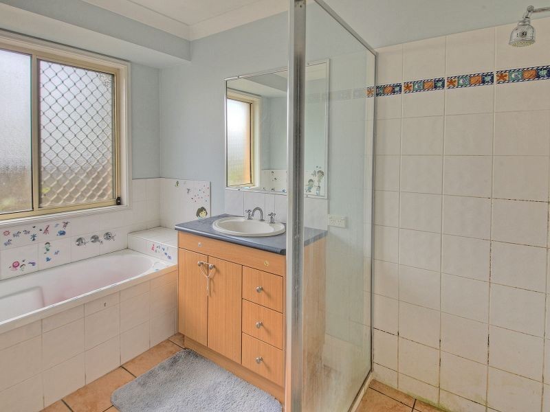 8 Taylor Place, Forest Lake QLD 4078