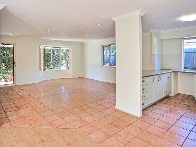 6 Selwyn Close, Forest Lake QLD 4078