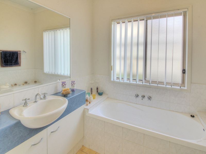 8 Robson Street, Forest Lake QLD 4078