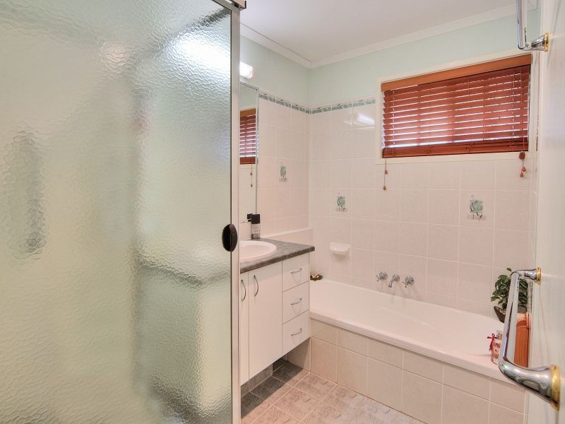 8 Yarraga Avenue, Carole Park QLD 4300