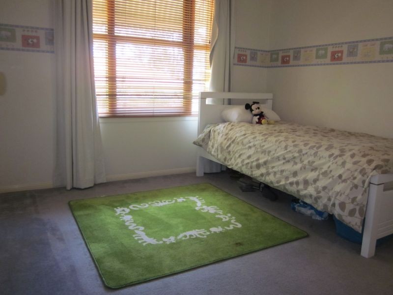 1 Goomburra Court, Forest Lake QLD 4078