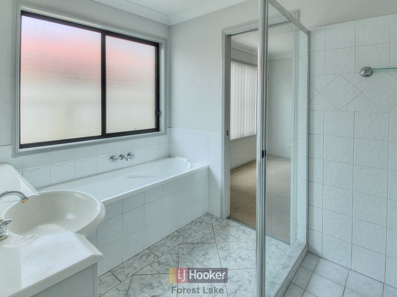 8 Wren Close, Forest Lake QLD 4078