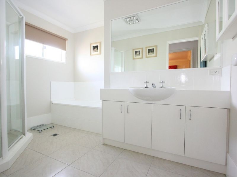 16 Lawson Place, Forest Lake QLD 4078