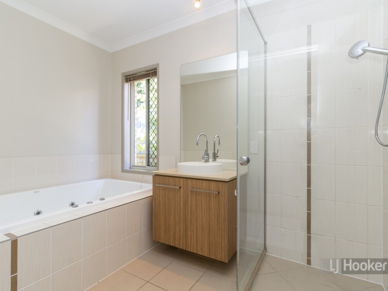 33 Hawthorne Street, Forest Lake QLD 4078