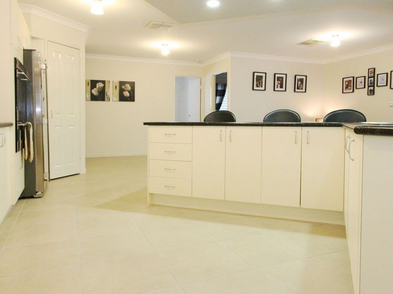 16 Lawson Place, Forest Lake QLD 4078