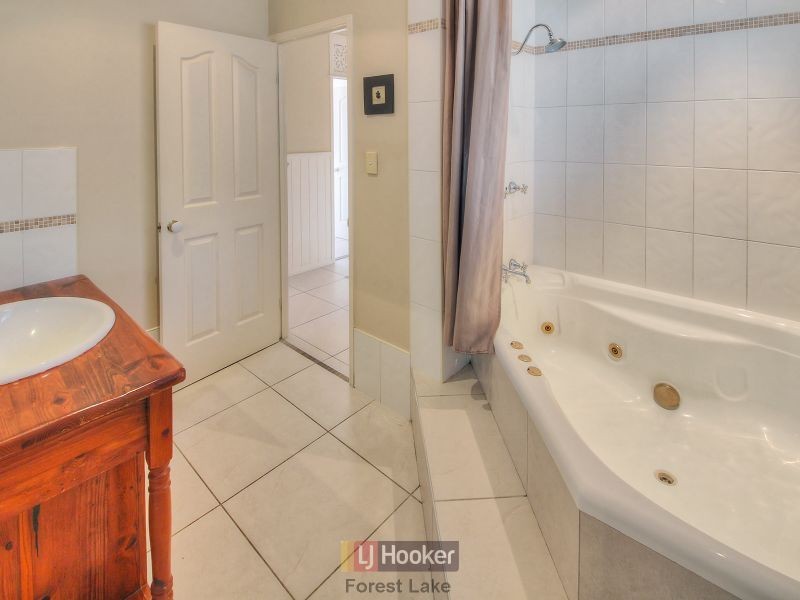 6 Moran Crescent, Forest Lake QLD 4078