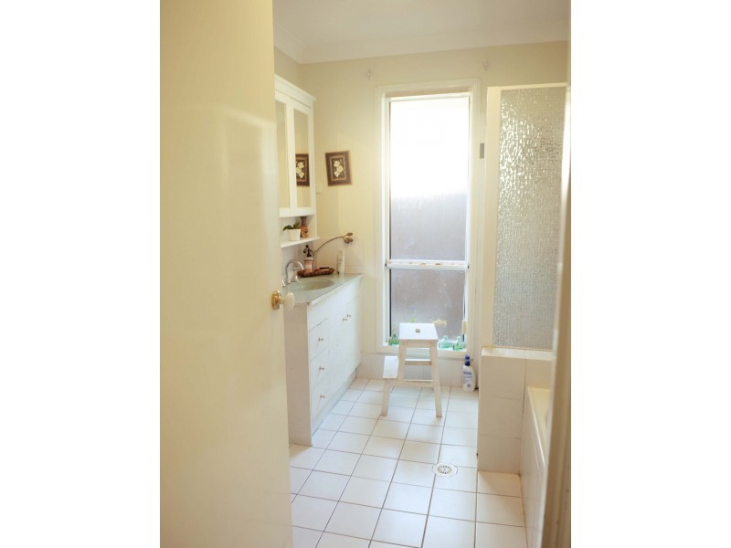 8 Evergreen Place, Forest Lake QLD 4078