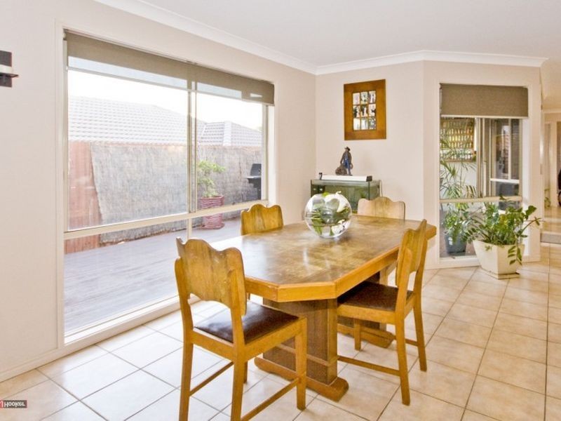 10 Piccadilly Place, Forest Lake QLD 4078