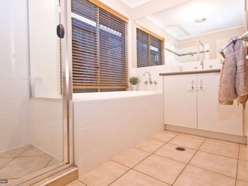10 Piccadilly Place, Forest Lake QLD 4078