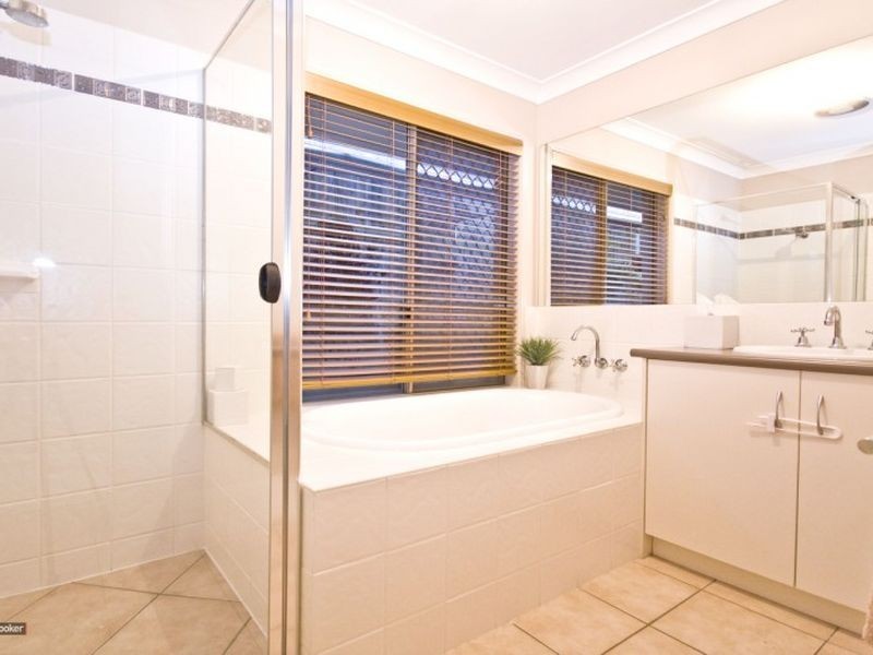 10 Piccadilly Place, Forest Lake QLD 4078