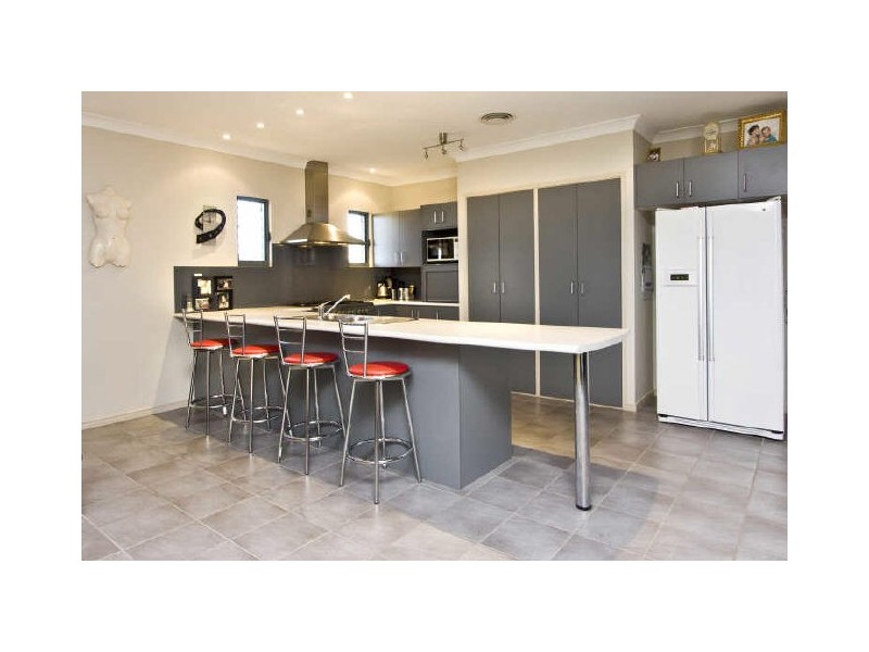 8 Hillview Street, Springfield QLD 4300