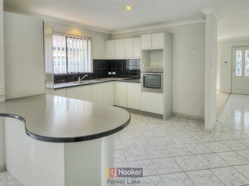 8 Wren Close, Forest Lake QLD 4078