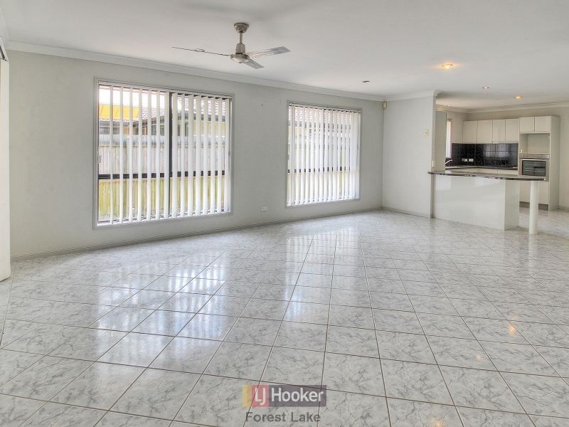 8 Wren Close, Forest Lake QLD 4078