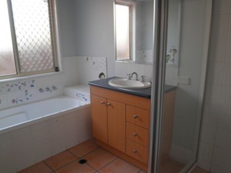 8 Taylor Place, Forest Lake QLD 4078