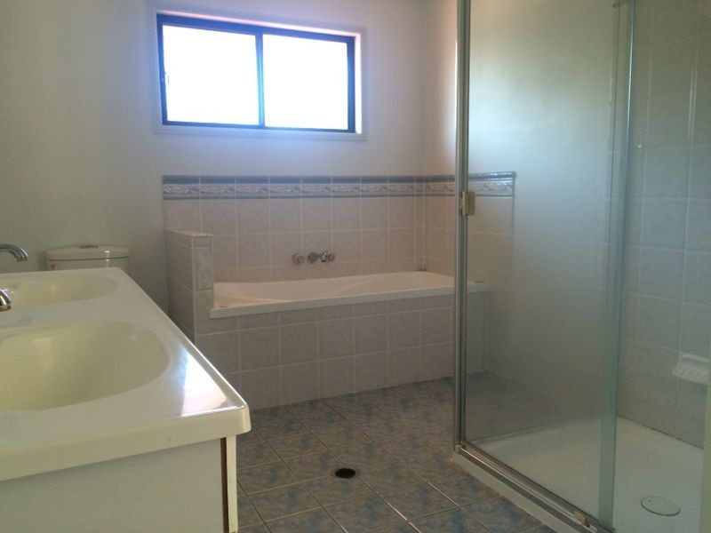 1 Jetty Walk, Forest Lake QLD 4078