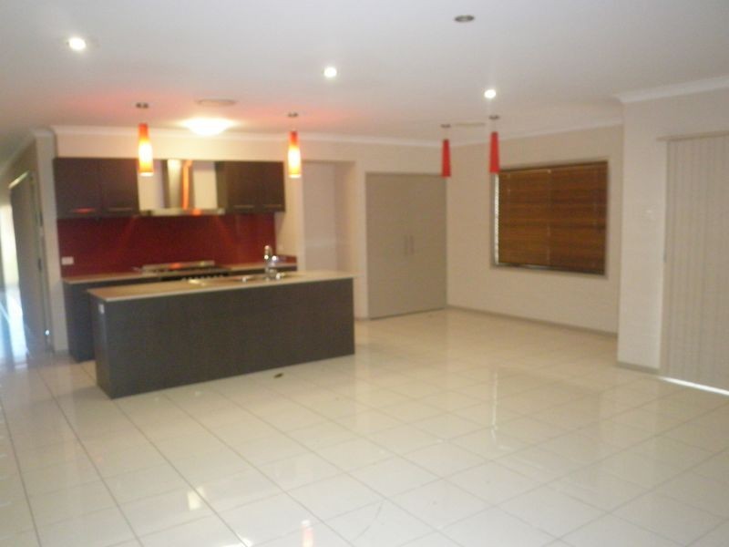 33 Hawthorne Street, Forest Lake QLD 4078