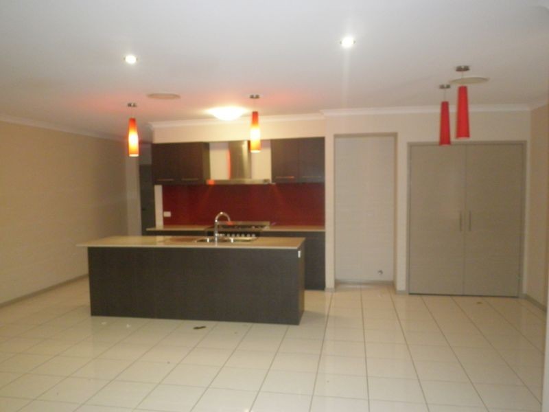 33 Hawthorne Street, Forest Lake QLD 4078