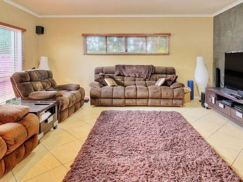 20 Mapleton Crescent, Forest Lake QLD 4078