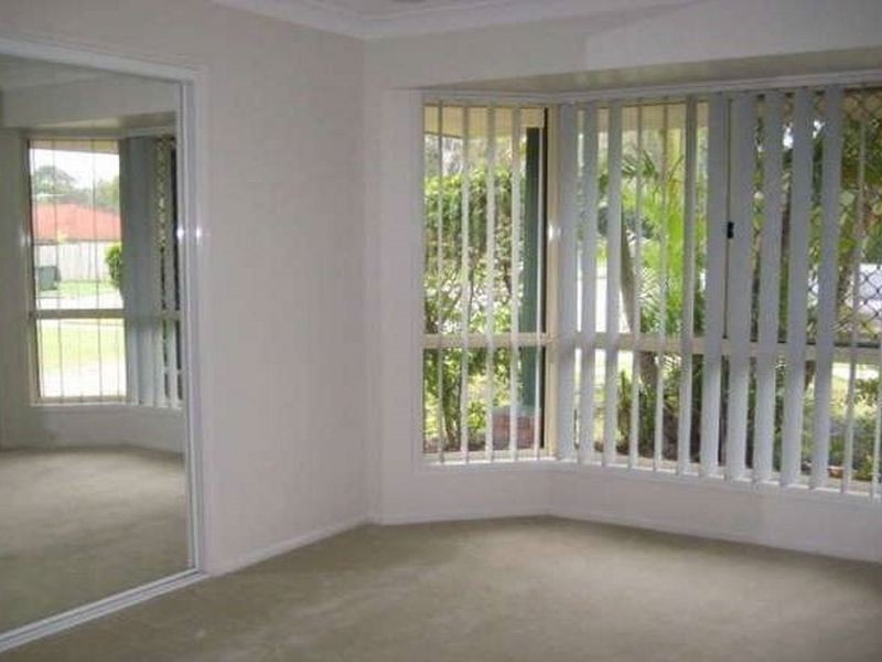 19 Lakeside Crescent, Forest Lake QLD 4078