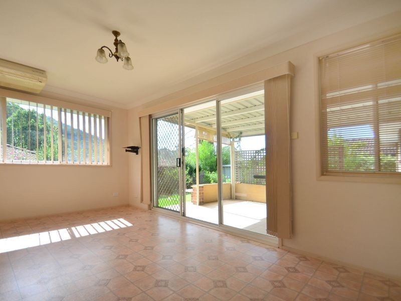 12 Oxley Place, Point Clare NSW 2250
