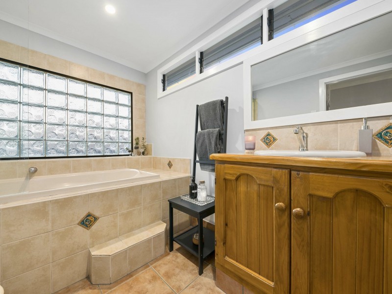 61 Newcastle Street, Fairfield QLD 4103