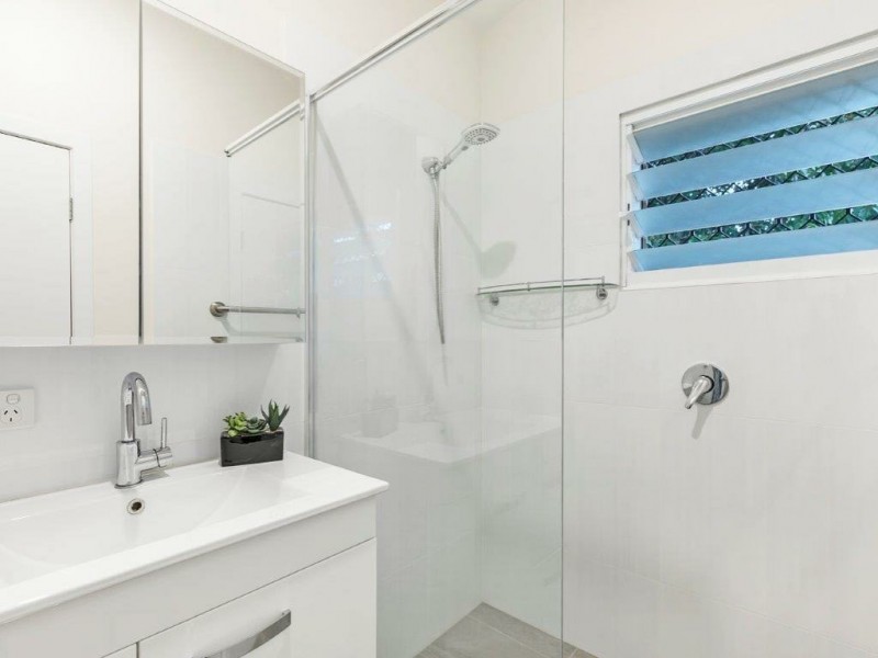 13 Laura Street, Greenslopes QLD 4120